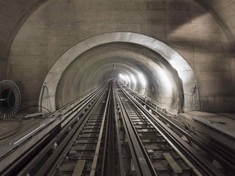 Bakı metrosunda OLAY - 2 qız qatar yolu ilə tunelə qaçıb 