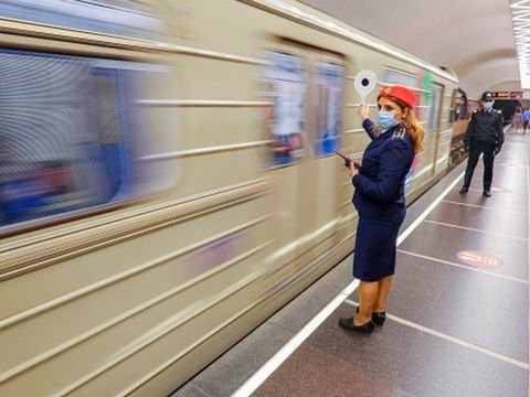 Metroda qatar yoluna düşən qızlar azyaşlıdır - RƏSMİ