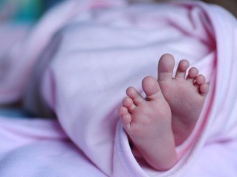 Körpəsini eyvandan atan şəxs həbs edildi