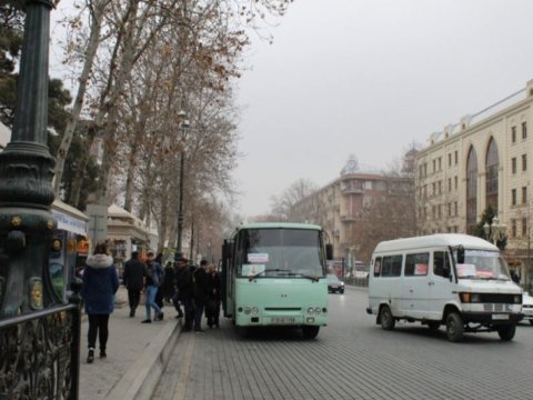 Avtobus sürücüsü sükan arxasında öldü