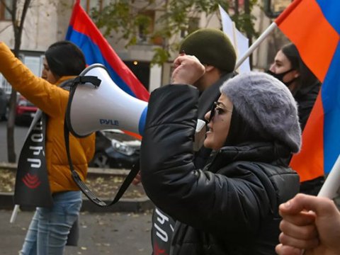 İrəvanda qarşıdurma: İki deputat, yüzdən çox etirazçı saxlanıldı