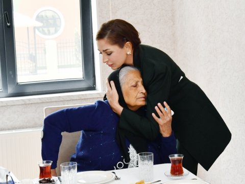 Prezident və birinci xanımın şəhid ailəsi ilə SƏMİMİ SÖHBƏTİ