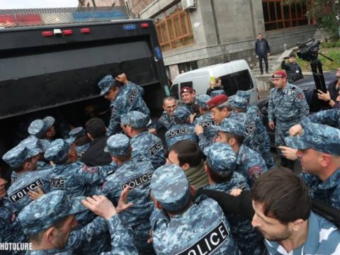 Müxalifət Paşinyana qarşı radikallığa keçir