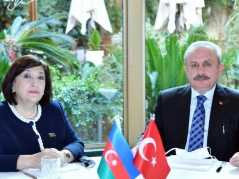 Sahibə Qafarova və Mustafa Şentop müzakirə aparıb