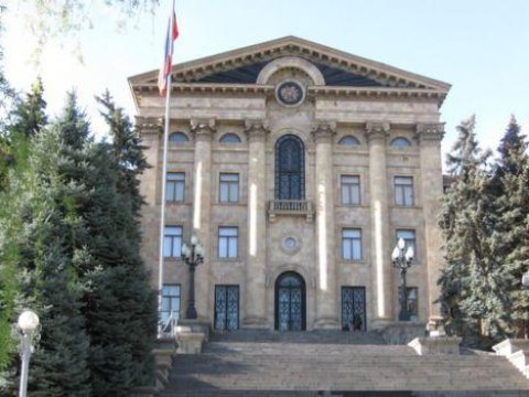 Ermənistanda etirazçılar parlament binasına hücum edir