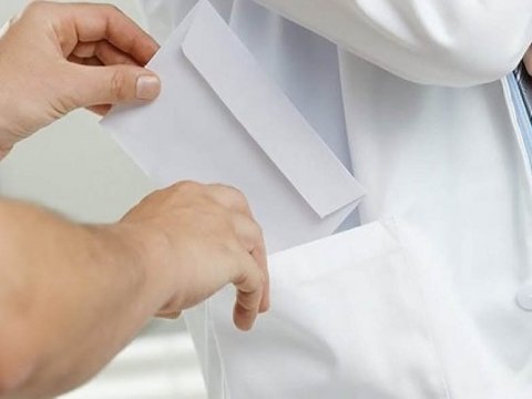 Rüşvəti gəliri yüksək olan həkimlər alırdı – Maaş artsa da, “şirinlik” qalacaq 
