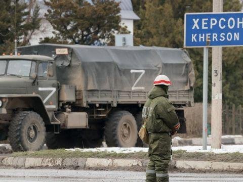 Ruslar ukraynalılara mahnı oxutdurur, rəqs öyrədir