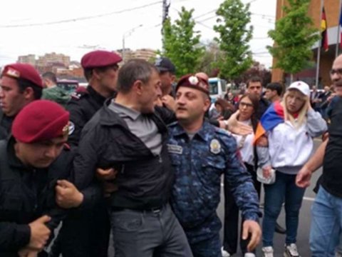 Ermənistanda sabiq nazir SAXLANILDI