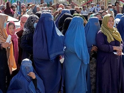 “Taliban”dan qadınlarla geyim QADAĞASI
