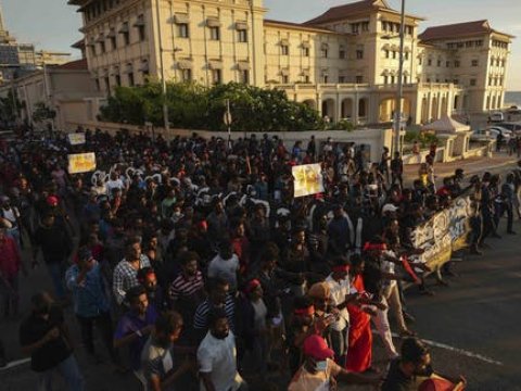 Şri-Lankada etirazlar - Baş nazir istefa verdi, ölənlər var