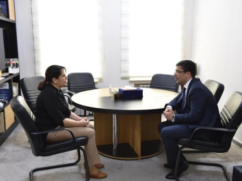 Əhməd İsmayılov hücuma məruz qalan jurnalistlə görüşdü