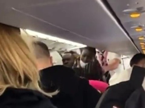 Təyyarədə DAVA: Uçuş vaxtı pilotu döydülər