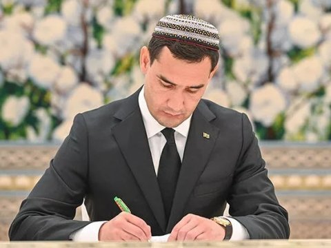 Türkmən prezidentin qadınlara qarşı qadağaları TƏNQİD OLUNUR