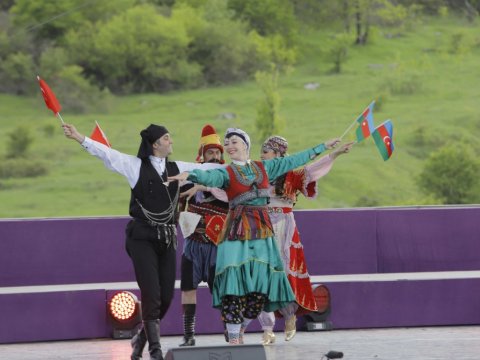 “Xarıbülbül” festivalı başa çatdı - FOTO