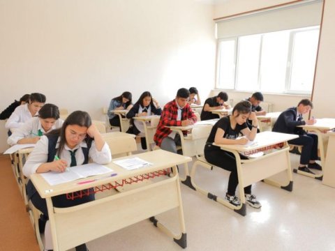 Başqasının yerinə imtahana girmək istədi, 4 telefon aşkarlandı