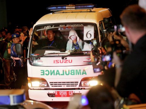 Avtobus dirəyə çırpıldı, 13 nəfər öldü