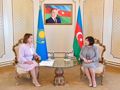 Spiker Qazaxıstan parlamentinin sədr müavini ilə görüşdü