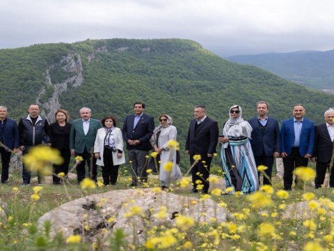 Mustafa Şentop spikerlərlə Cıdır düzündə