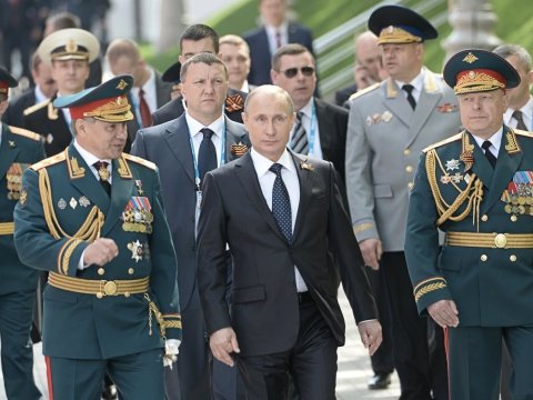 Putin məğlubiyyətin heyfini generallardan çıxır