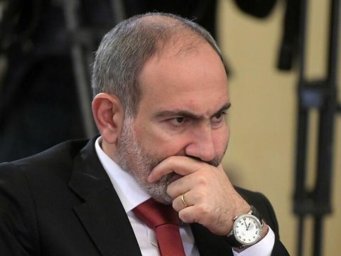 Paşinyan siqaret alverinə başladı