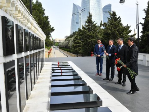 Kanadalı deputatlar Şəhidlər xiyabanında - FOTO