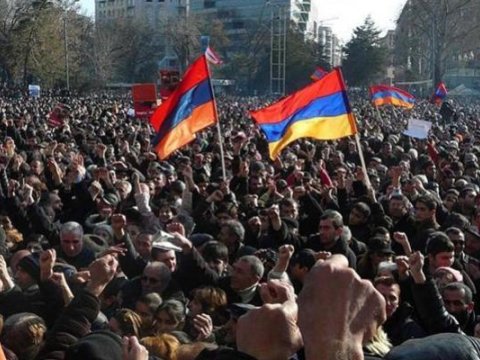 İrəvanda polislə etirazçılar arasında toqquşma - VİDEO