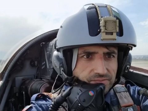 Bayraktar ilk dəfə Bakıda döyüş təyyarəsi sürdü - VİDEO