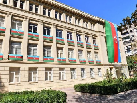 Şagirdi döyən direktor nəzarətə GÖTÜRÜLDÜ