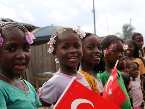 Azərbaycan Afrikada qızların təhsil almasına kömək edir