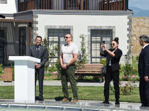 Prezident “Ağıllı kənd”in açılışında - FOTOLAR (YENİLƏNİB)