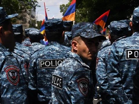 İrəvanda ara qarışdı - Etirazçılarla polis arasında toqquşma