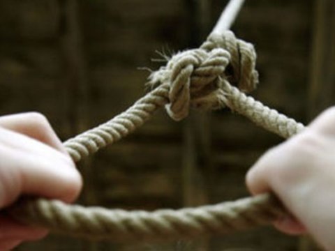 18 yaşlı qız özünü asdı
