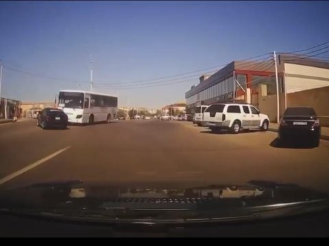 Sərnişin avtobusu ilə avtomobilin toqquşma anı - VİDEO