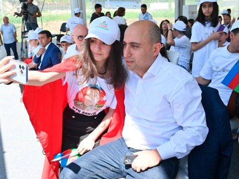 Nazirdən uşaqlara bayram TƏBRİKİ