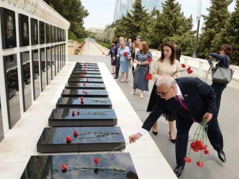 Polşalı deputatlar Şəhidlər xiyabanında - FOTO