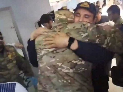 Qazini qucaqlayan polisin adı açıqlandı - Günün FOTOSU