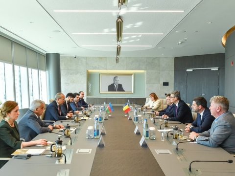 Mikayıl Cabbarov rumıniyalı nazirlə görüşdü
