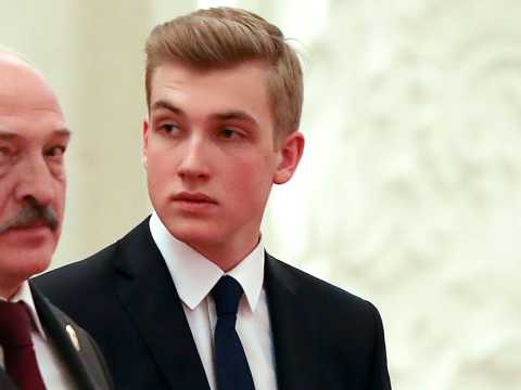 Lukaşenkonun oğlu sinif yoldaşı ilə Ukrayna bayrağının rəngində geyindi - FOTO