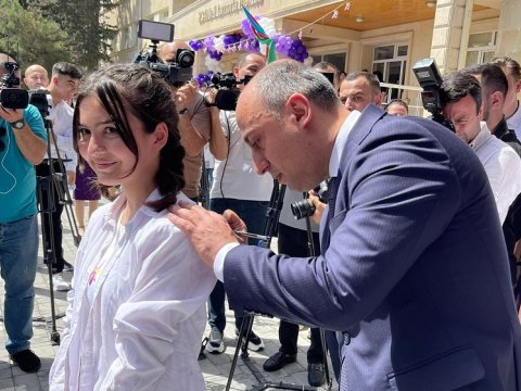 Nazir ürək sözlərini məzunun köynəyinə yazdı - FOTO