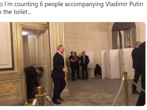 Putin tualetə 6 mühafizəçi ilə gedir - VİDEO