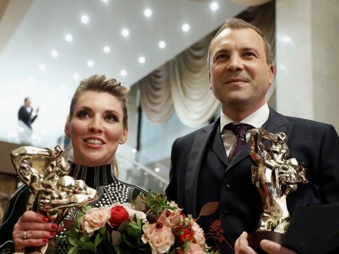 “Dəmir kukla” – Putini tərifləməklə milyonlar qazanır...