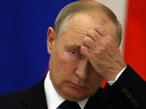 Rus oliqarxlar ölkəni tərk edir - Putin çətin durumda