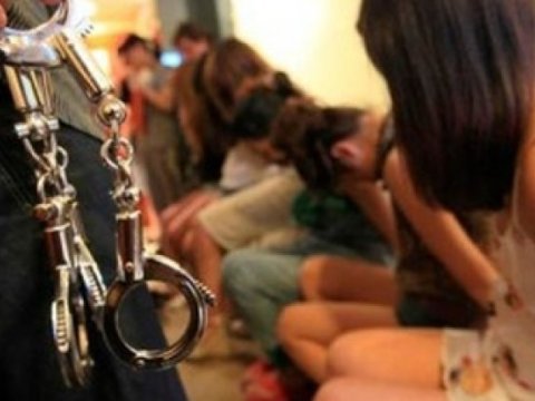 Həmcinslərini Türkiyədə satan qadına 8 il 6 ay HƏBS VERİLDİ
