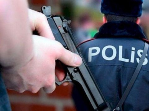 Polis silahla ehtiyatsız davrandı - Xəsarət aldı
