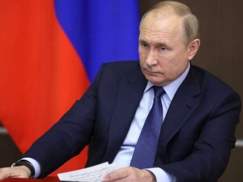 “Qərb dünya iqtisadiyyatını çökdürür” - Putin