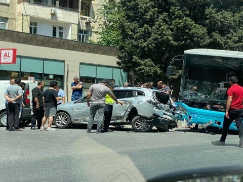 Bakıda avtobus qəza törətdi - VİDEO