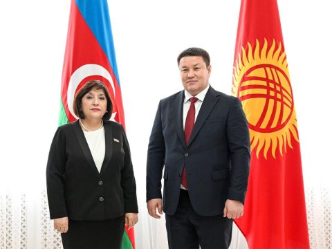 Spiker qırğızıstanlı həmkarı ilə görüşdü