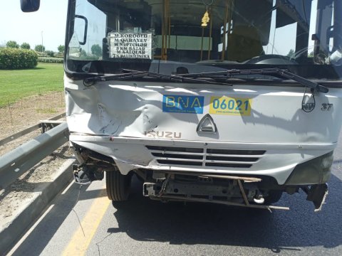Sərnişin avtobusu maşınla TOQQUŞDU