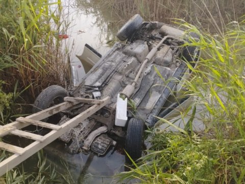 Maşın kanala düşdü, bir ailənin 4 üzvü yaralandı - FOTO