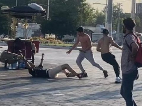 Taksimdə turistlər arasında kütləvi dava - FOTO